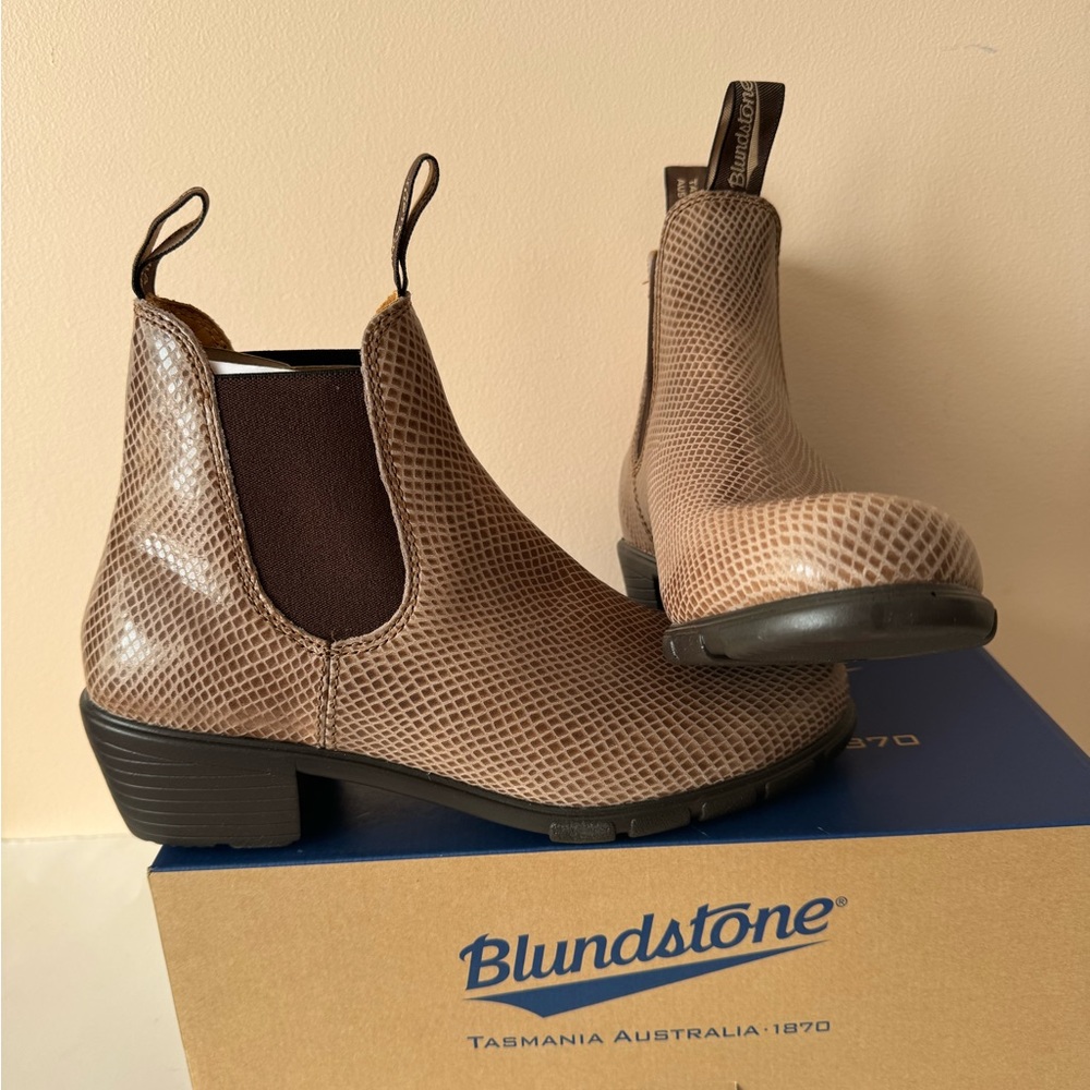 BLUNDSTONE Chelsea Lizard Embossed Leather Heeled Boot. 2165. Size: 6.5, 7, 8 - Picture 2 of 16